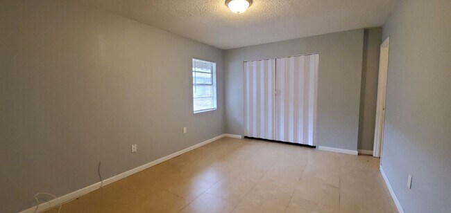 Building Photo - Cute & Cozy 2/1.5 Move In Ready Unit 2578 Chestnut Woods Dr
