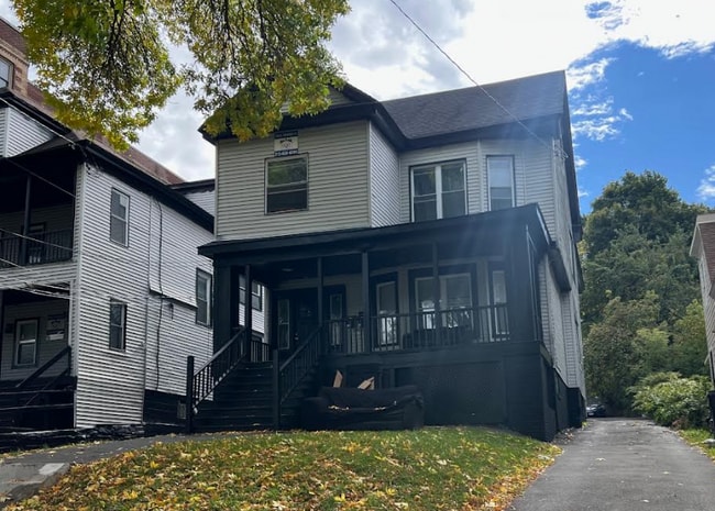 Building Photo - 1526 E Genesee St Unit Apt 4
