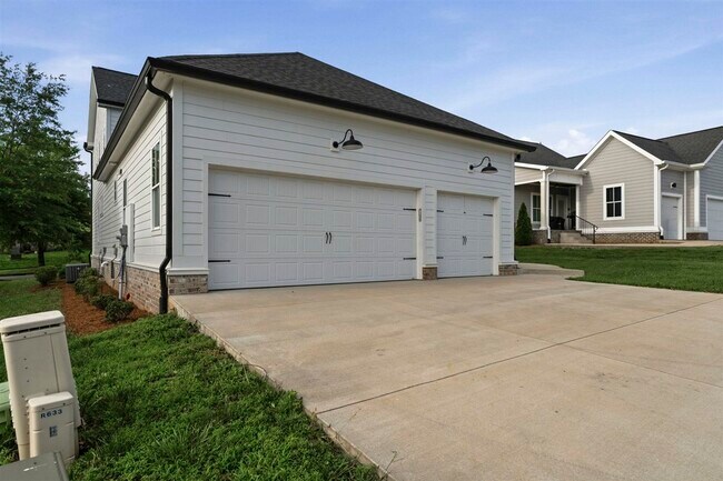 Photo - 633 Village Way
