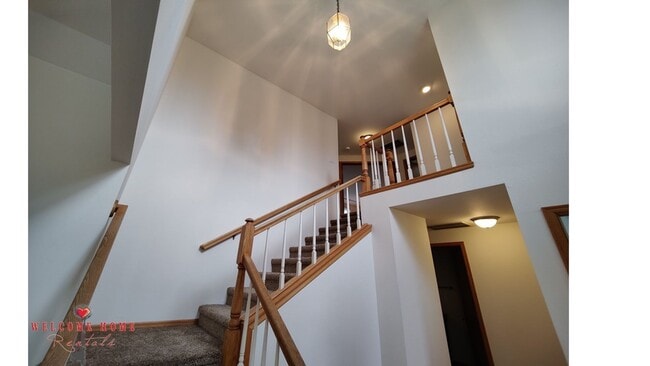 Photo - Beautiful open floorplan in amazing Steilacoom!! All appliances included, large yard!!