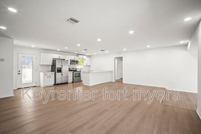 Photo - 4293 Island Cir