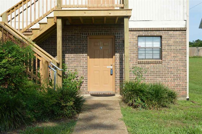 Photo - 1102 Greentree Ct