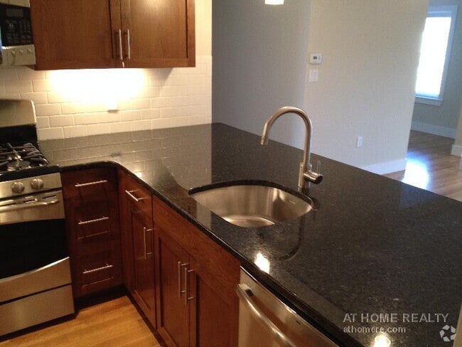 Building Photo - 321 Hammond Pond Pky Unit 301 Rental