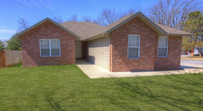 Fenced in 4 Bedroom Home - Fenced in 4 Bedroom Home