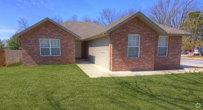 Building Photo - Fenced in 4 Bedroom Home