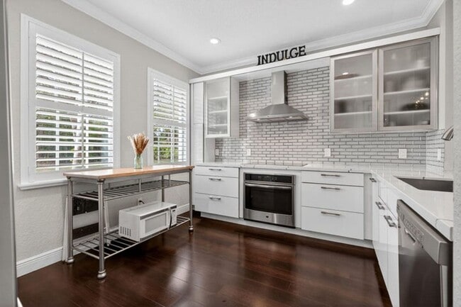 Building Photo - 203 E Thatch Palm Cir