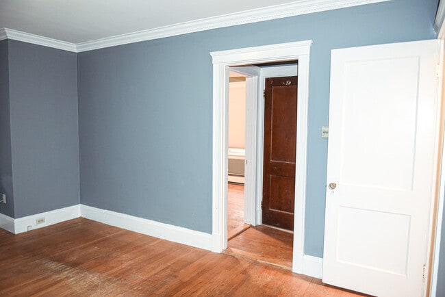 Building Photo - 98 1/2 Main St Unit Apt E