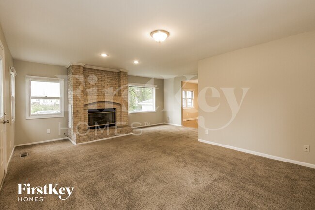 Photo - 611 W Oakwood Dr