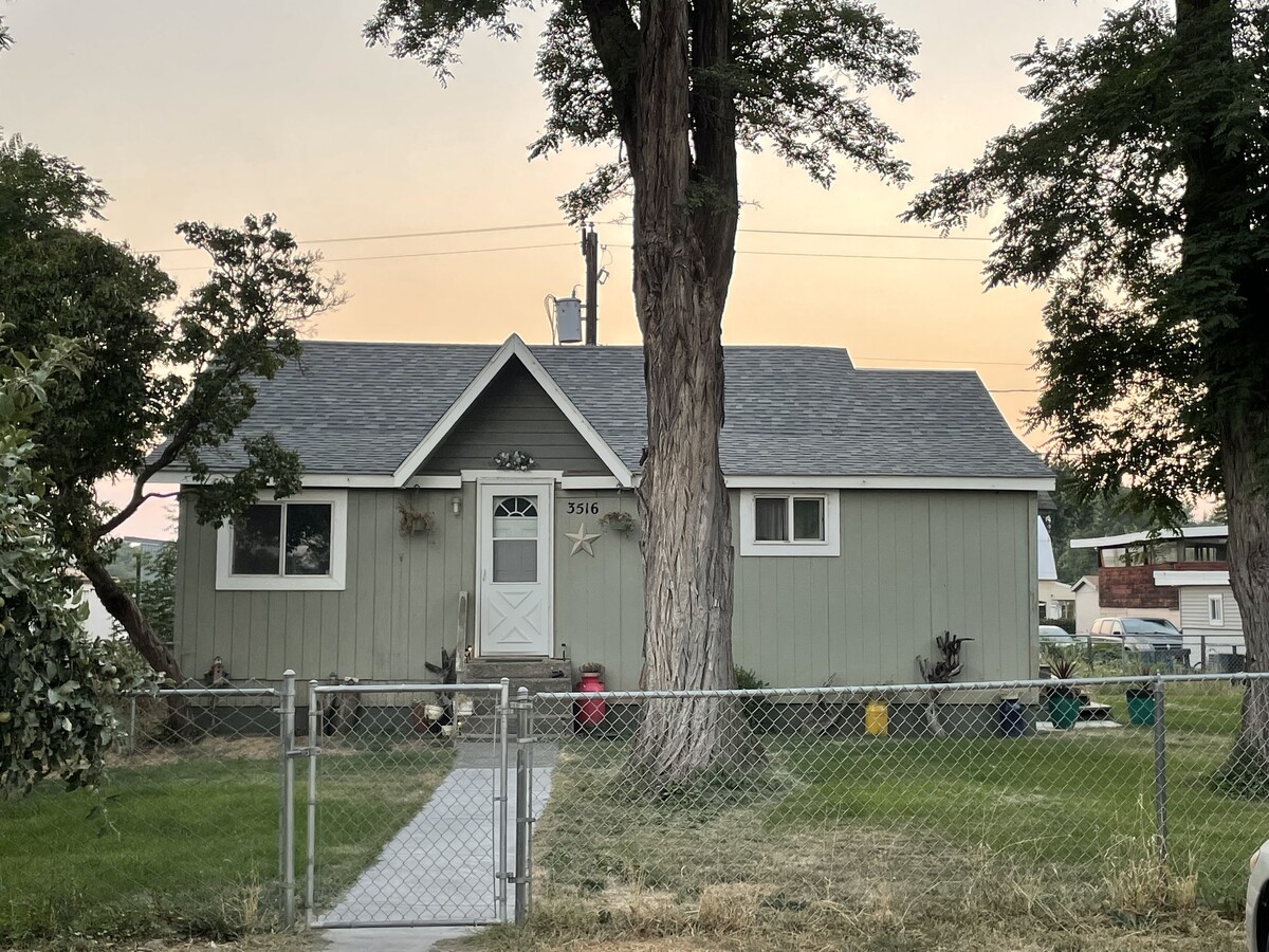 Photo - 3504 NE Riverside Ave