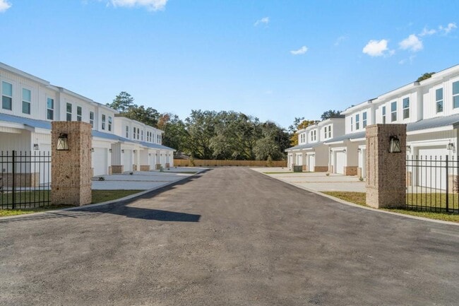 Building Photo - 525 Hill Ln