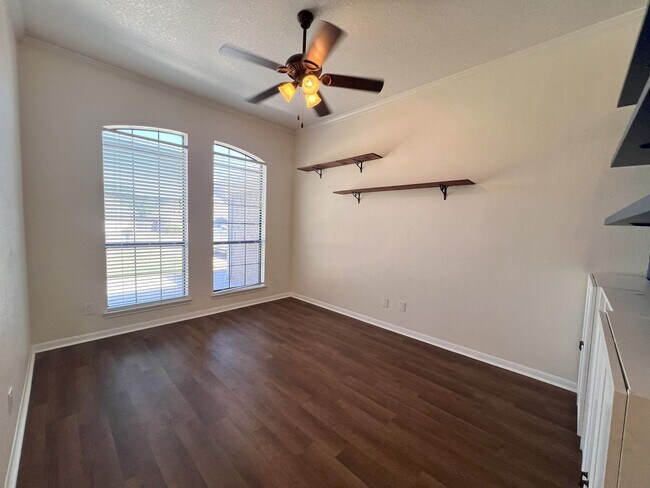 Photo - Gorgeous Craftsman home in well establishe...