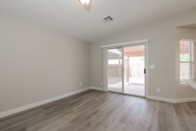 Photo - 456 Palegold St