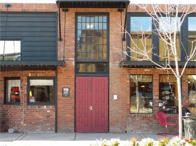 Building Photo - 535 SW 6th St Unit 205