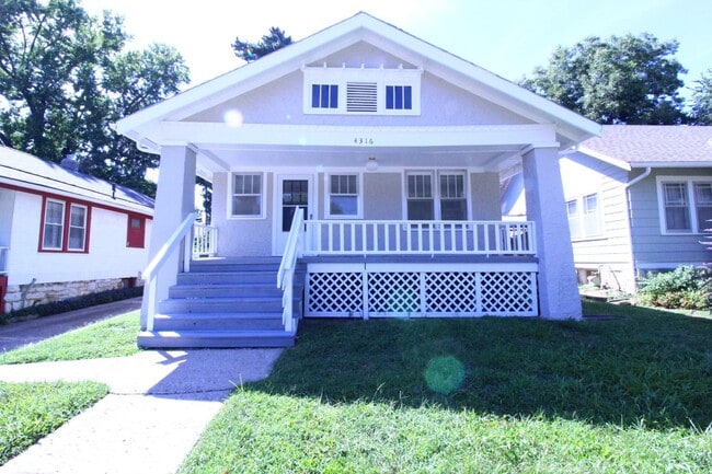 Building Photo - September FREE On This 2 Bedroom 1 Bath Ho... Rental