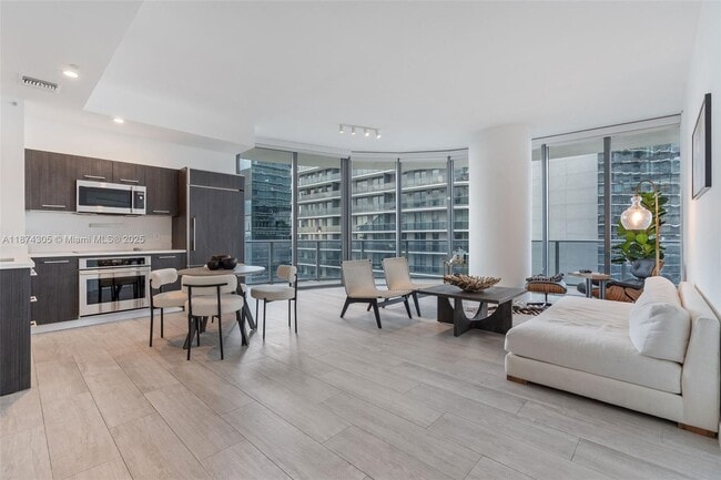 Building Photo - 45 SW 9th St Unit 4301 Rental