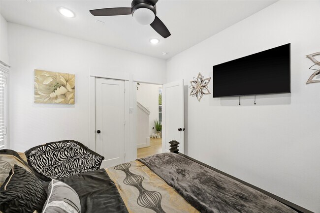 Photo - 2502 Tuam St