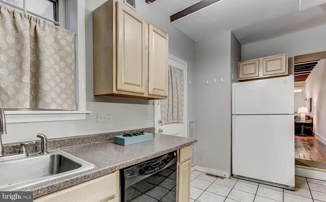 Photo - 825 S Charles St