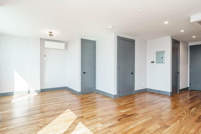 Photo - 1461 Gates Ave Unit 5F