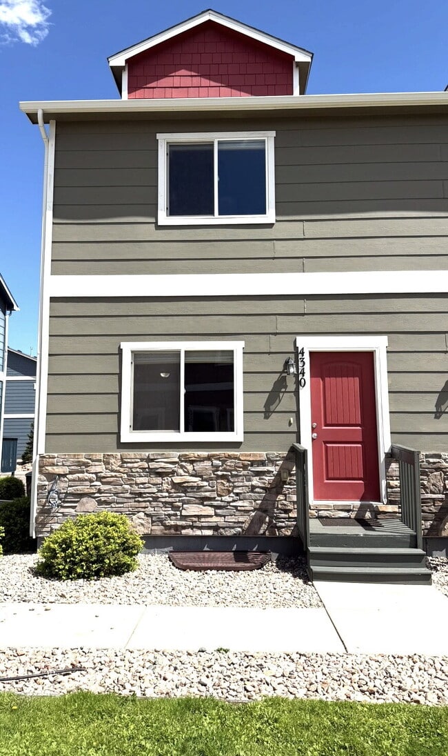 Building Photo - Beautiful 2-Story Townhome with Finished Basement