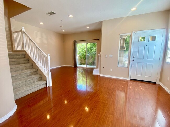 Beautiful 4 bedroom townhome in Simi Valley! - Beautiful 4 bedroom townhome in Simi Valley!