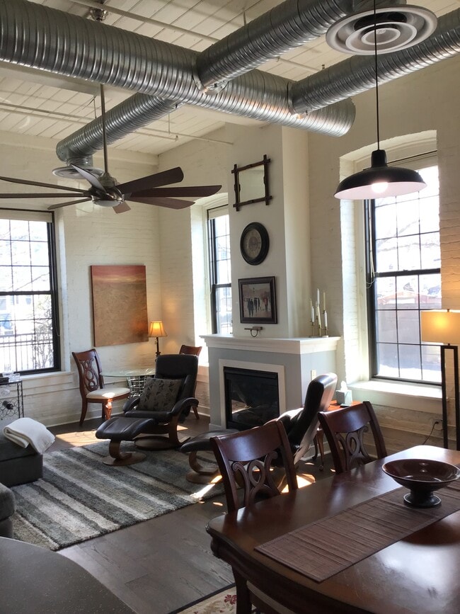 Building Photo - 387 3rd Ave Unit 104