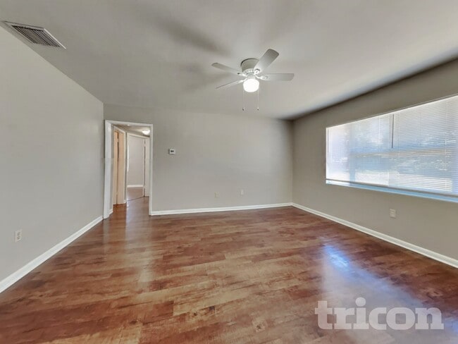 Photo - 1604 Clark St