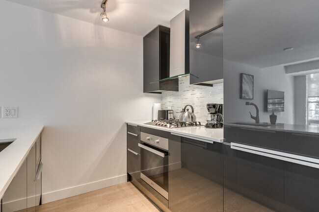 Photo - 1283 Howe St