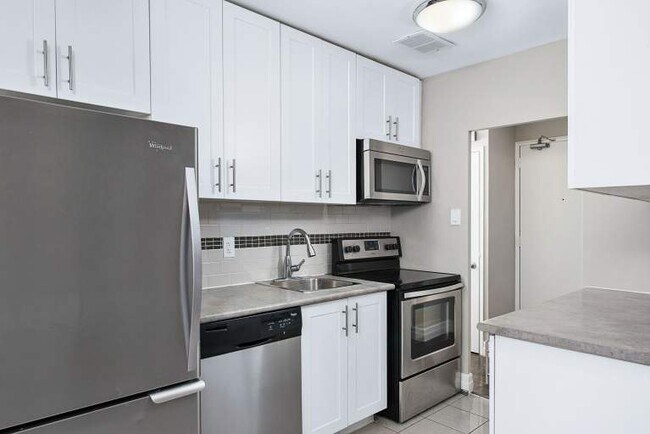 Photo - 3896 Bathurst St