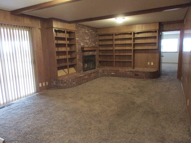 Photo - Spacious 3 bedroom 2.5 bath home!