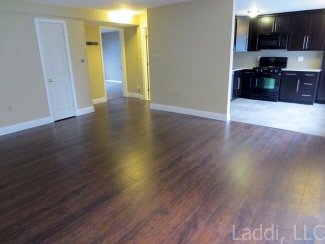 Open Concept Livingroom - 5 Fernview Ave Unidad one