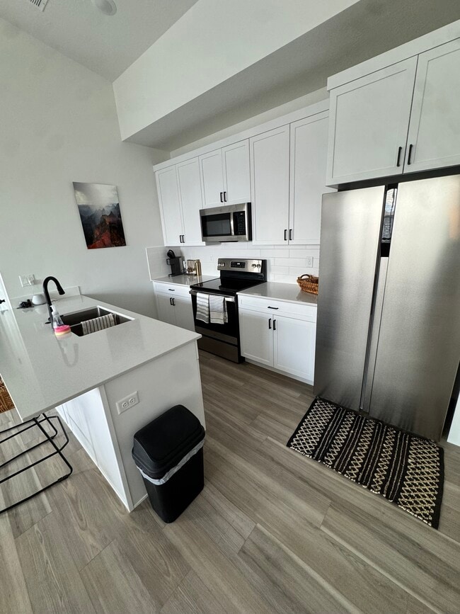 Cocina. Electrodomésticos de acero inoxidable incluidos. - 6051 S Silver Birch Ln Unidad 2-302