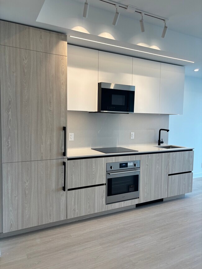 Photo - 699 Sheppard Av E