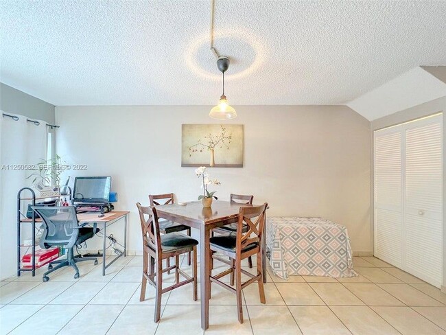 Photo - 3672 SW 59th Ave Unidad 7