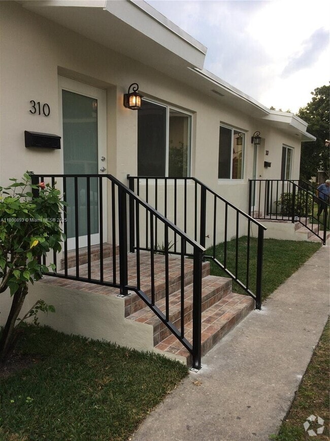 Building Photo - 310 SW 31st Ave Unit . Rental