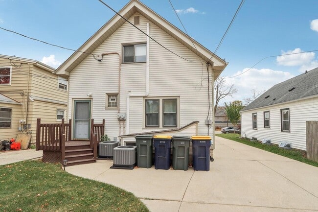 Photo - 2451 S 68th St