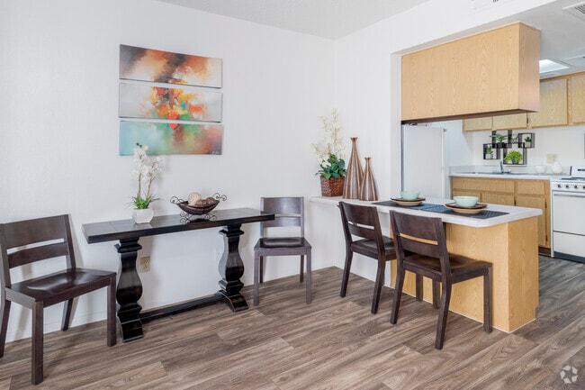 1BR, 1BA - 550SF - Dining Area