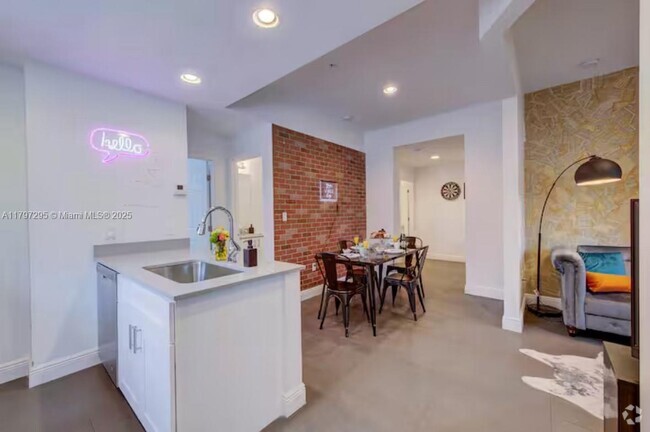 Building Photo - 346 NW 35th St Unit 1 Rental