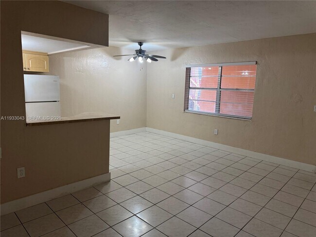 Photo - 1280 W 54th St Unidad 209B