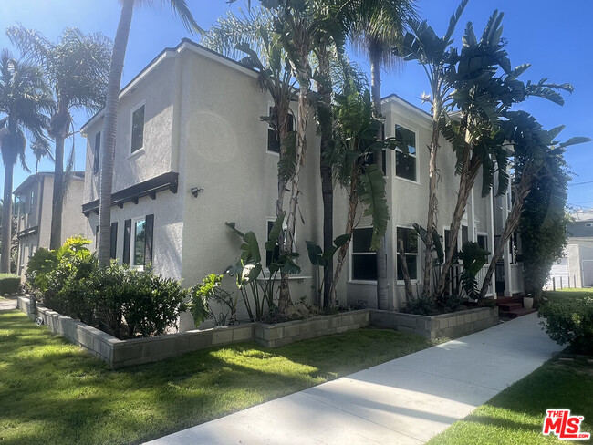 Building Photo - 4127 W Toluca Lake Ave Rental