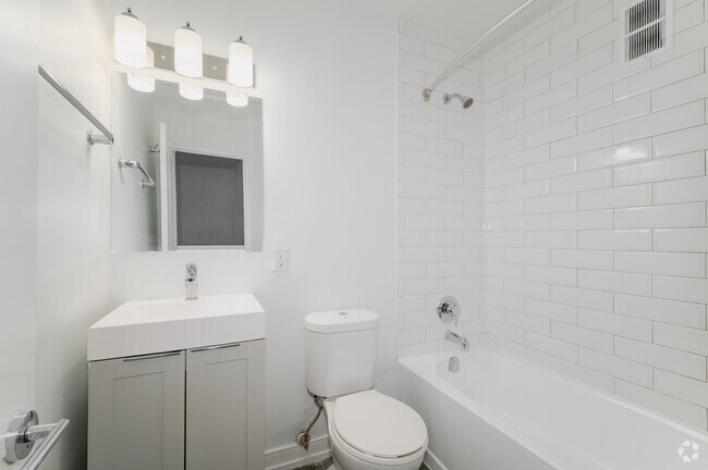 2BR, 1BA - 852SF - Bathroom - 135 Connaught Avenue