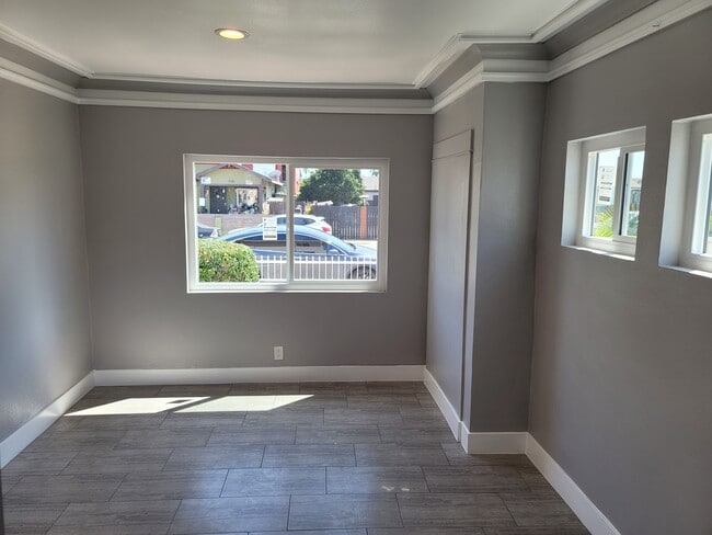 1127 E 21st St Unidad Main
