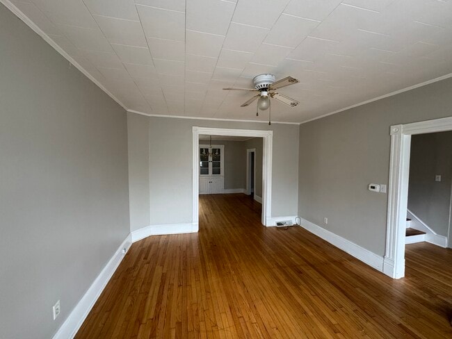 Photo - 121 W John St