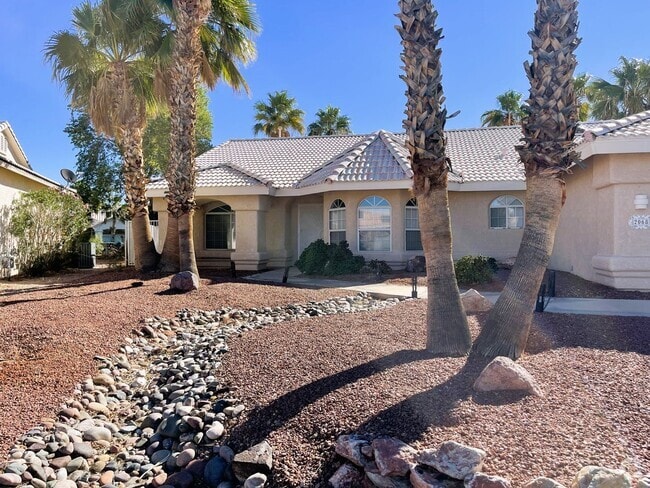 Building Photo - 3 bedroom 2 Bath Lakefront home in the des...