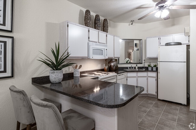 2BR, 1BA - 870SF - Kitchen - Copperstone I/II