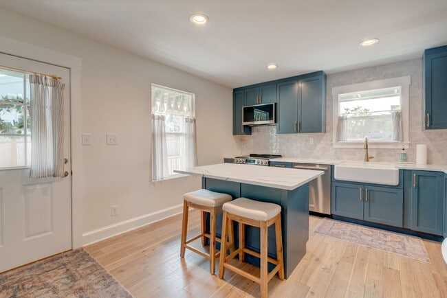 Photo - 705 Haller St NE