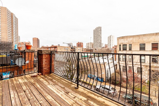 Photo - 910 W Belle Plaine Ave Unit 2F