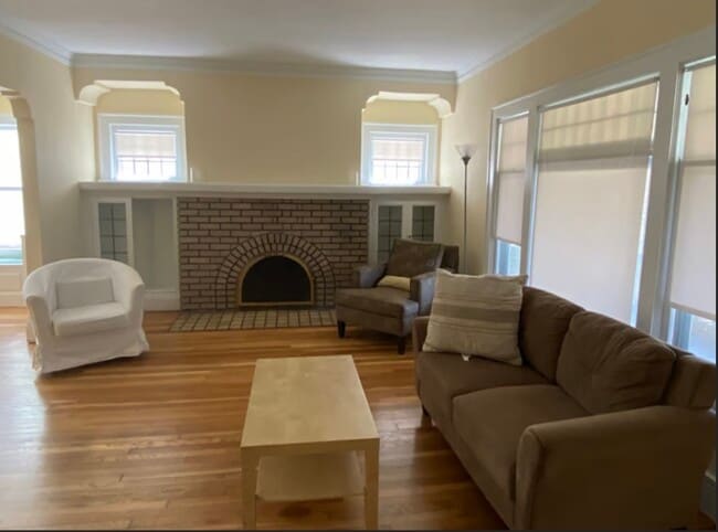 Living room - 2211 Eldred Ave Unit Eldred Lower