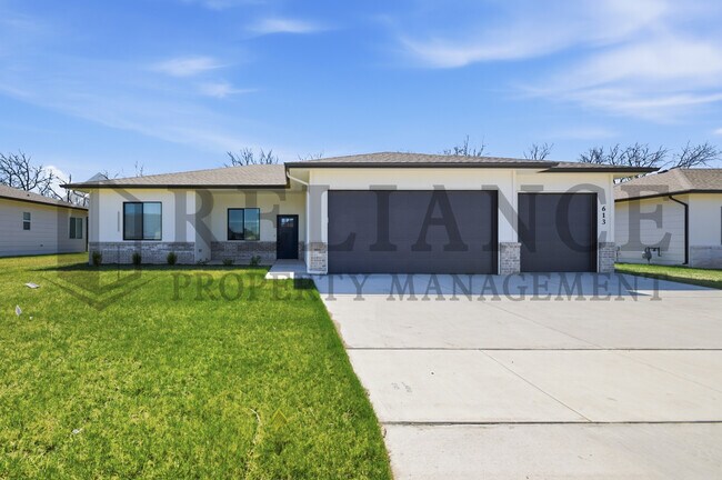 Building Photo - 701 Elmwood St