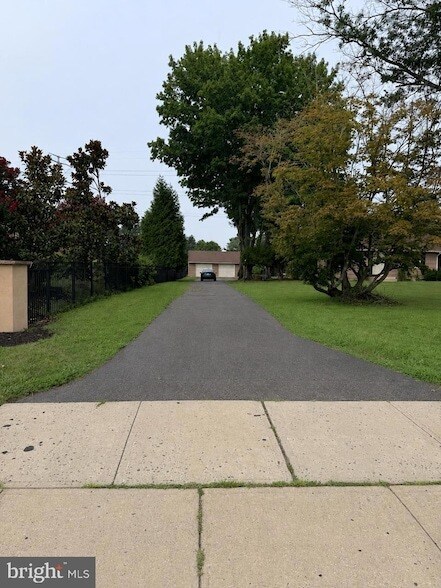 Photo - 580 Village Rd W