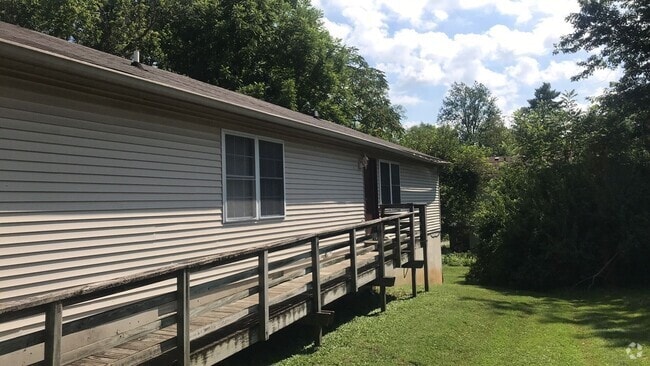 Building Photo - 3 Bedroom Available August 2025;  Monthly ... Rental